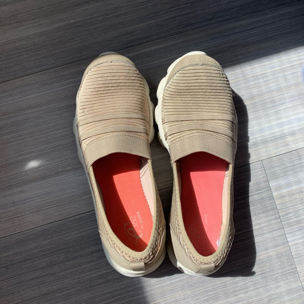 NWOT Easy Spirit Sneakers